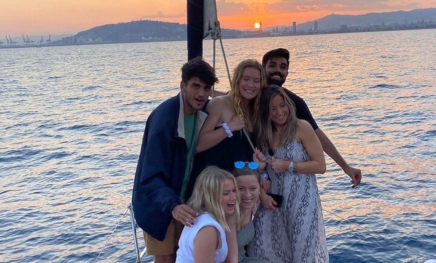 Image 3: Tour al atardecer en Barco Velero en Barcelona con Cava
