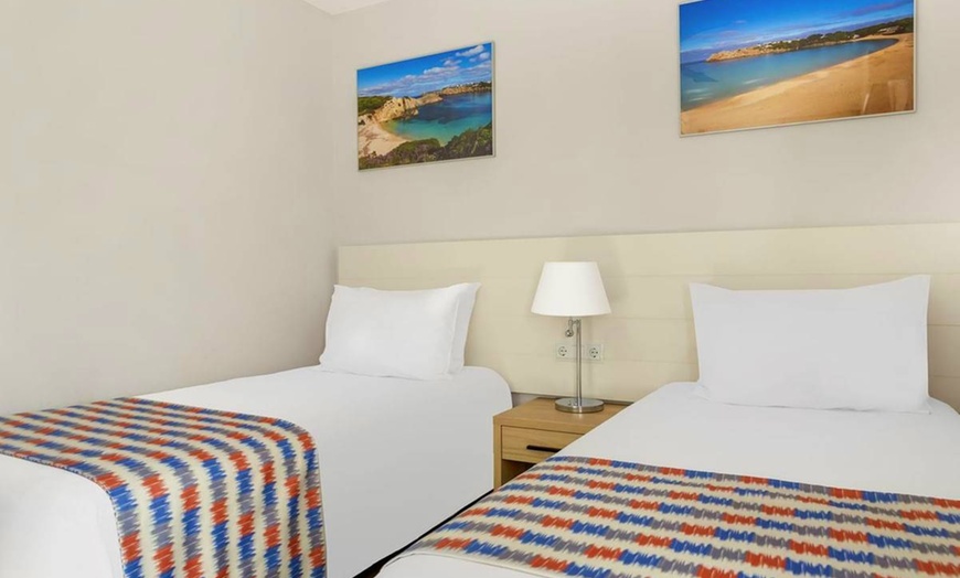 Image 4: ✈ MINORQUE | Arenal d'en Castell - White Sands Beach Club 3* - Appa...