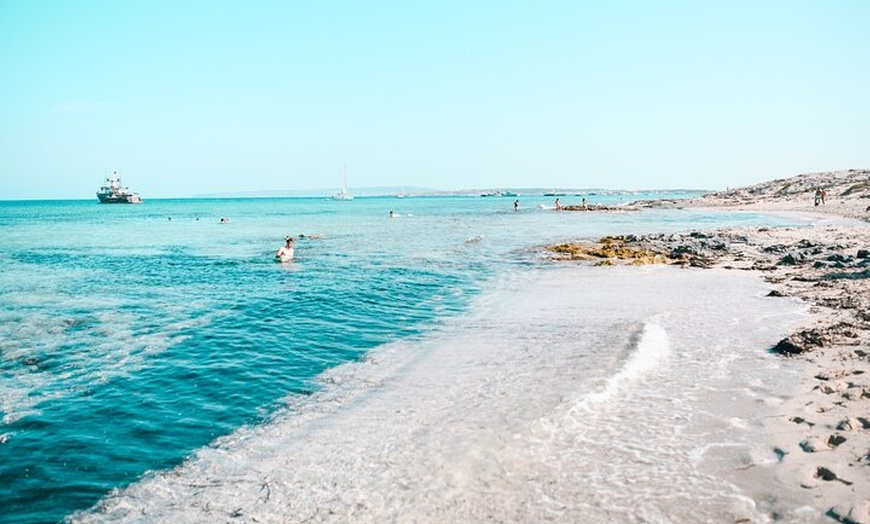 Image 16: Paseo en catamarán por Formentera con deportes acuáticos, paella y ...