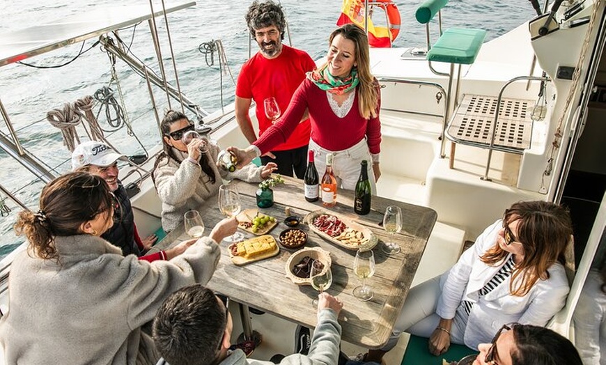 Image 14: Cata de vinos y tapas Premium de Barcelona en Catamarán - Grupo peq...