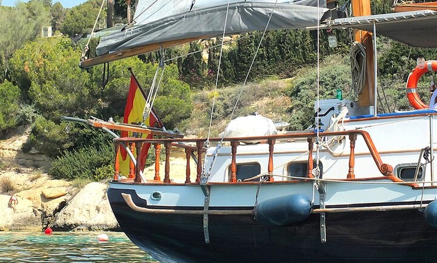 Image 15: Experiencia Gastronómica a Bordo de Velero Clásico en Palma