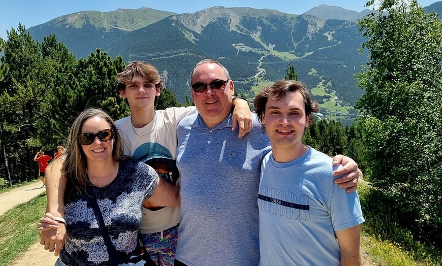 Image 2: Tour de un día a Andorra, Francia y España con 2 guías y recogida e...