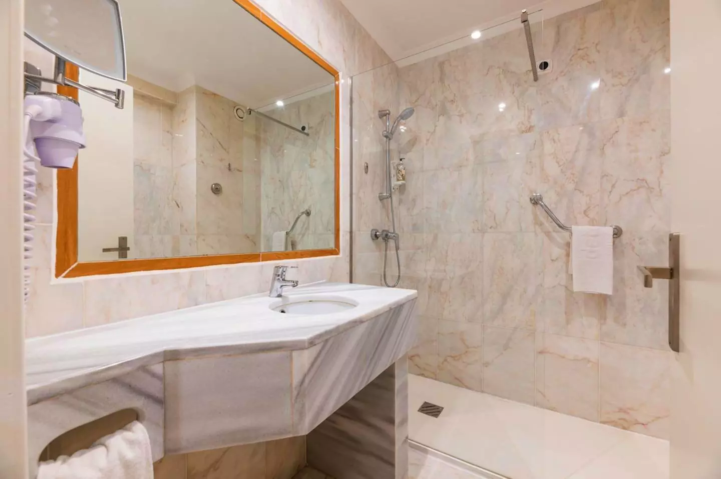 ✈ SPANIEN | Barcelona - Mariano Cubi Aparthotel Barcelona 4*, 2 Näc...