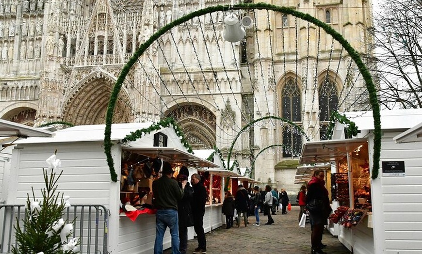 Image 3: Marché de Noël de Rouen et pique-nique en bord de mer Visite privée...