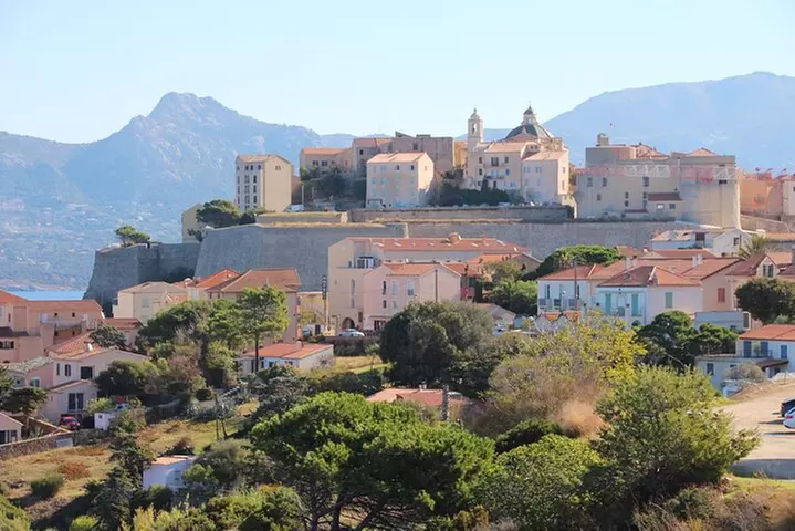Demi-journée entre la ville médiévale et la marina au départ du por...