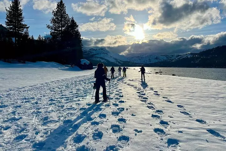 Lake Tahoe: Sunset Snowshoe Trek with Hot Drinks and Snacks