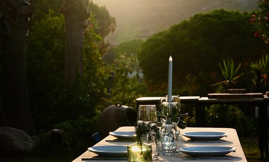 Image 4: Una mesa de chef en un jardín secreto