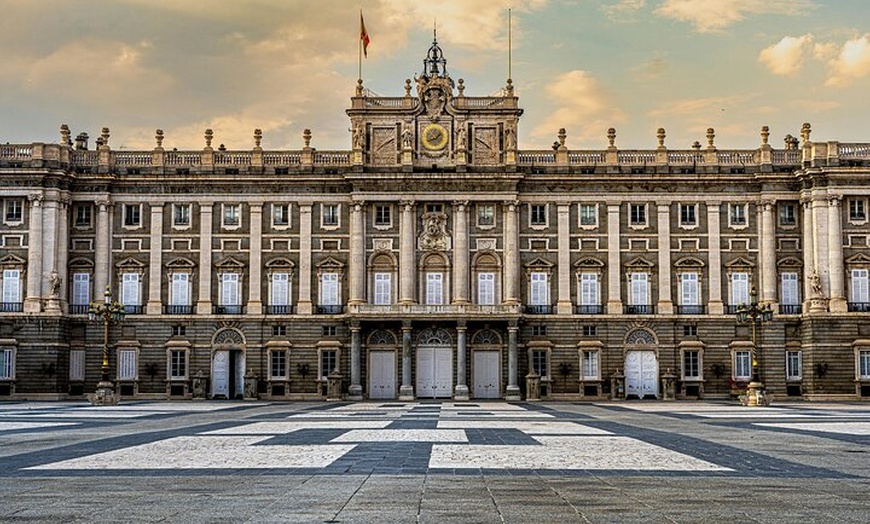 Image 2: Sesión de fotos profesionales en Palacio Real