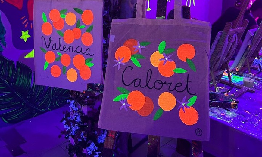 Image 9: Arte y Vino Pinta una Bolsa de Tela Neón y Bebe Vino