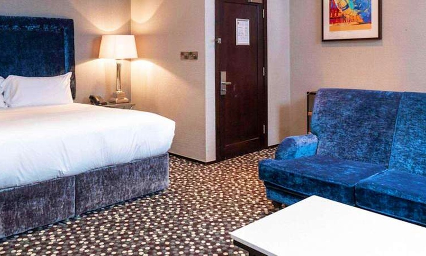 Image 1: ✈ IRLANDE DU NORD | Belfast - Ten Square Hotel, an Ascend Hotel Col...