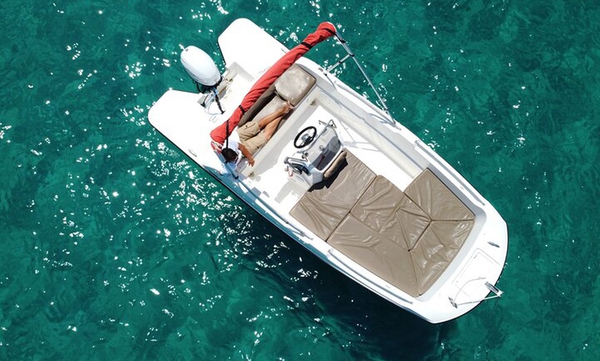 Image 3: Explora Ibiza en Barco sin Licencia. Navega a Tu Ritmo