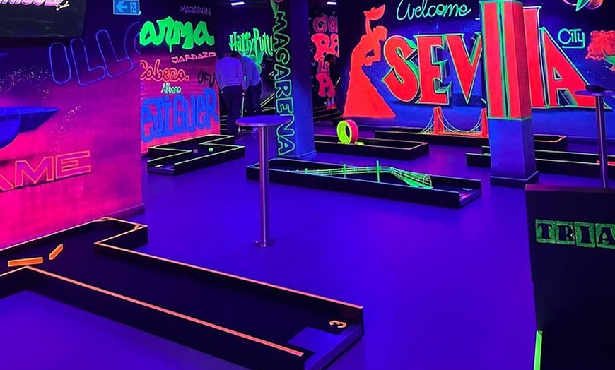 Image 3: Aventura de minigolf interior de 18 agujeros UV Glow en el corazón ...