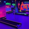 Image 3: Aventura de minigolf interior de 18 agujeros UV Glow en el corazón ...