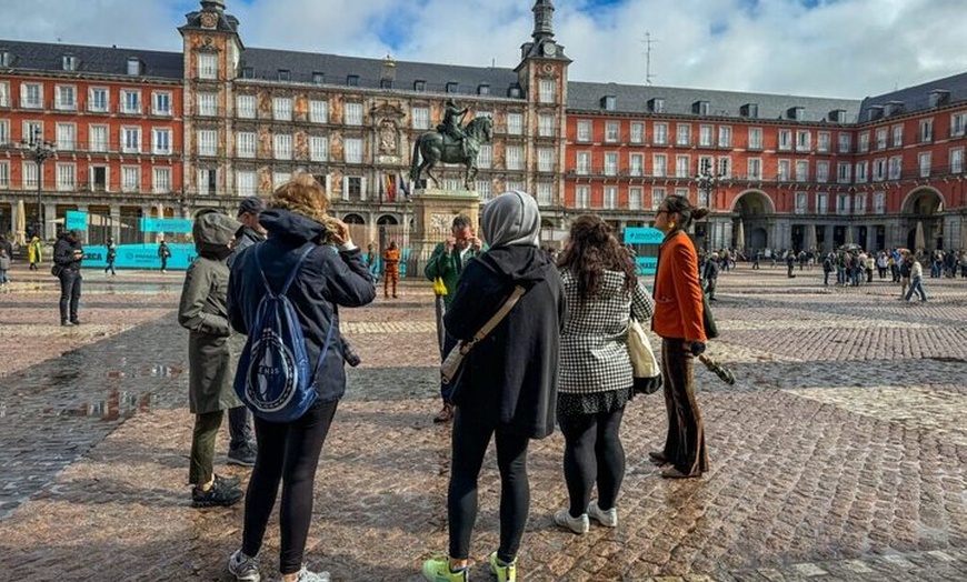 Image 2: Tour a pie por Madrid : Puerta del Sol, Plaza Mayor & Palacio Real.