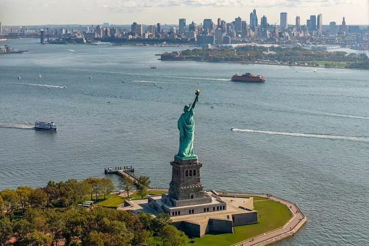 NY Helicopter Tour: Manhattan Highlights (Heliport fees Incl.)