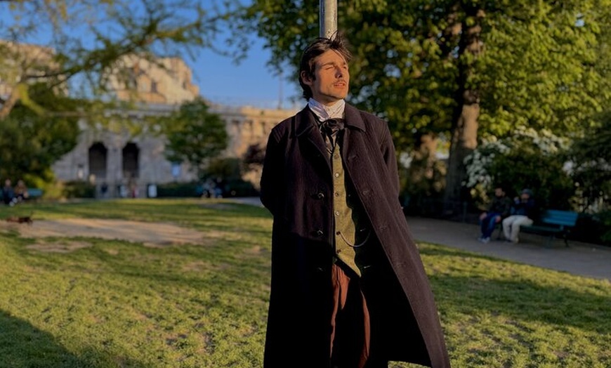Image 7: Paris Dark Side avec Edgar Allan Poe Visite guidée animée par un ac...