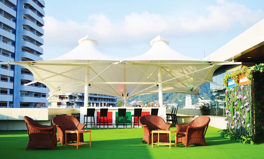 Image 12: ✈ SÜDTHAILAND | Phuket - Patong Resort Hotel 4*, 5 Nächte - Außenpool