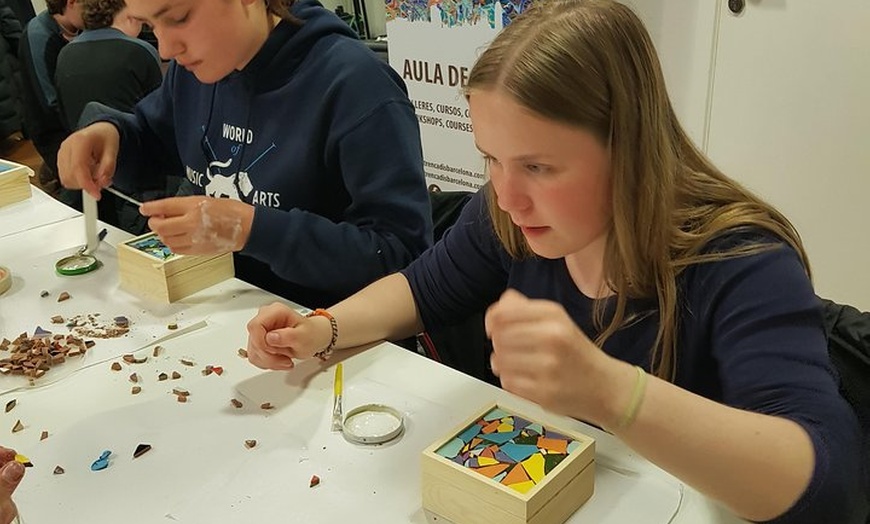 Image 8: Taller de Mosaico inspirado en Gaudí junto al Park Güell