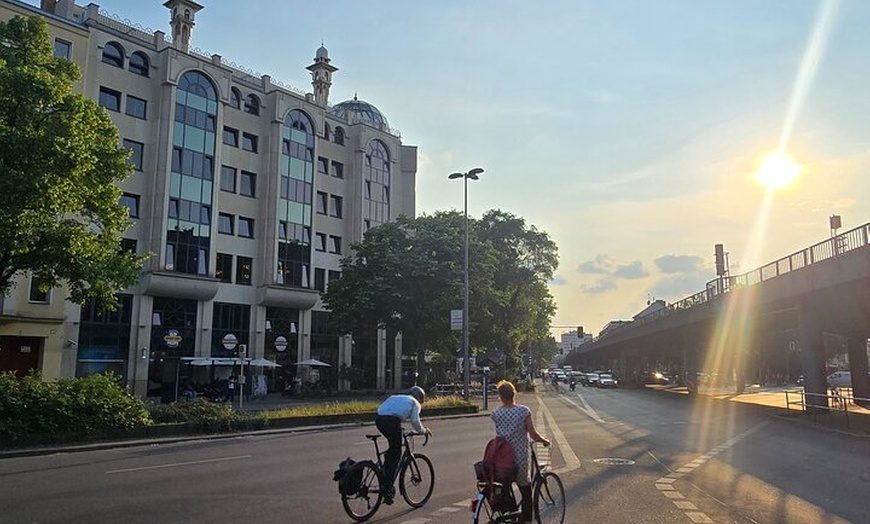 Image 18: Das echte Berlin - Street, Food und History - Tasty Bike Tour