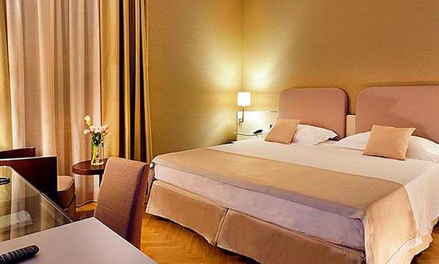 Image 1: ✈ ITALIE | Naples - Palazzo Esedra 4* - Découverte
