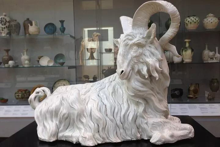 Private Guided Tour of The Victoria and Albert Museum - 3 Hour