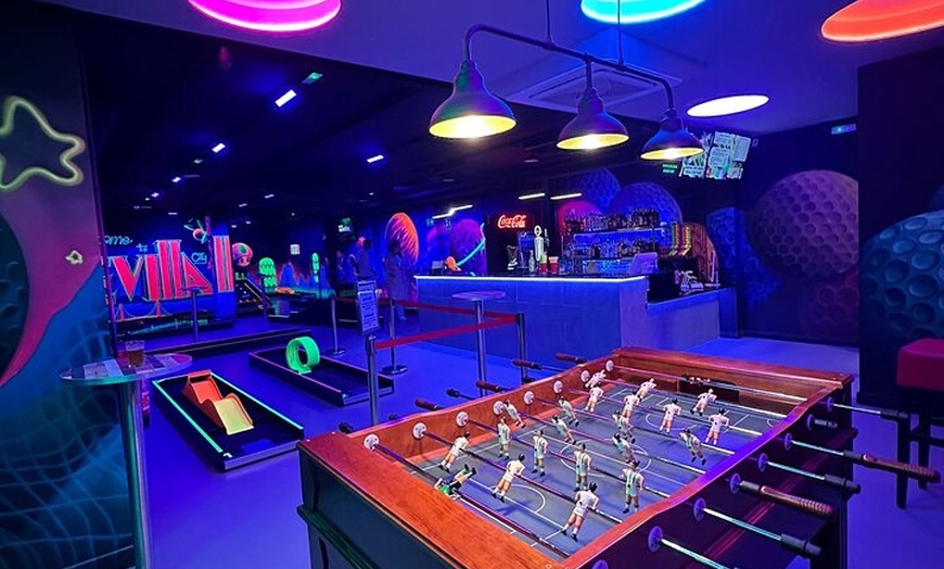 Image 4: Aventura de minigolf interior de 18 agujeros UV Glow en el corazón ...