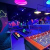 Image 4: Aventura de minigolf interior de 18 agujeros UV Glow en el corazón ...