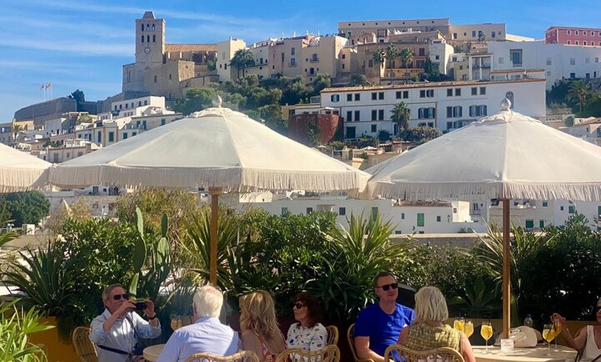Image 5: Visita Nocturna Guiada a Dalt Vila Ibiza con Copa de Sangría