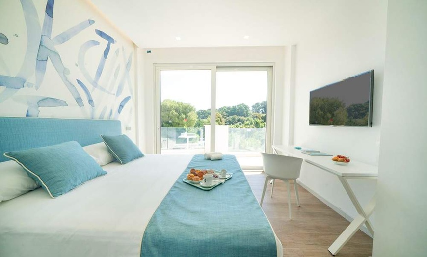 Image 2: ✈ LES POUILLES | Rodi Garganico - Rodi Resort 4*, 3 nuit - Face à l...