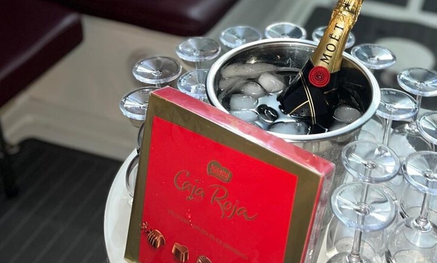 Image 3: Paseo Romántico en Barco 90 minutos con Möet Chandon