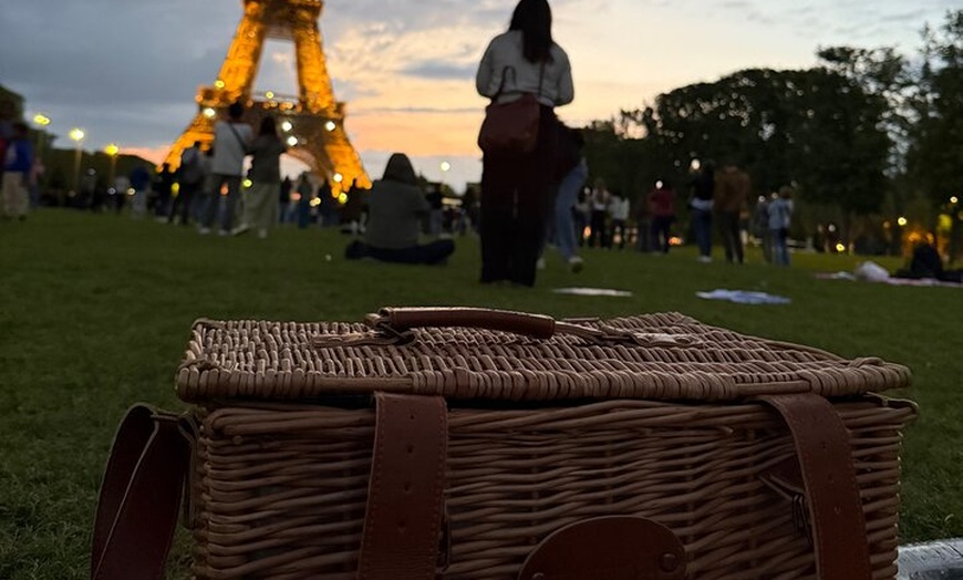 Image 2: Pique-nique gourmand au coucher du soleil devant la Tour Eiffel
