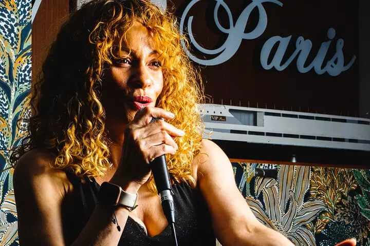 Dîner croisière sur la Seine avec Rooftop et chanteur live