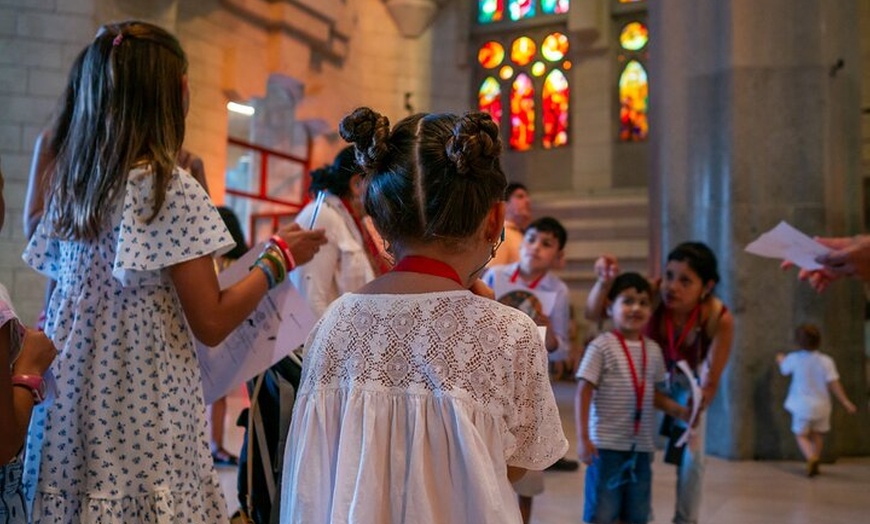 Image 3: Excursión en grupo pequeño a la Sagrada Familia de Barcelona para n...