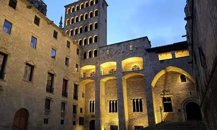 Image 1: Tour histórico por el Barrio Gótico de Barcelona