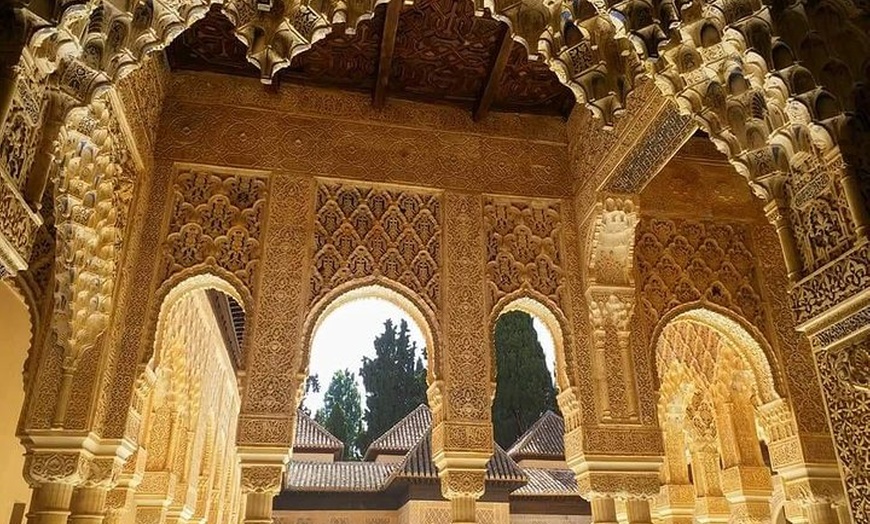 Image 3: Excursión combinada exclusiva de Granada: visita guiada Alhambra + ...