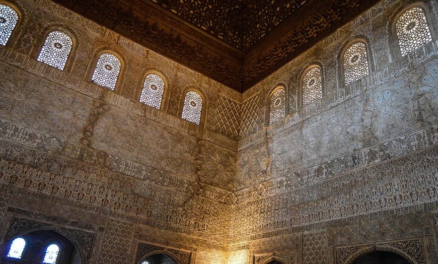 Image 2: Tour privado: Palacios de la Alhambra y Nazarí - Viaje en el Tiempo