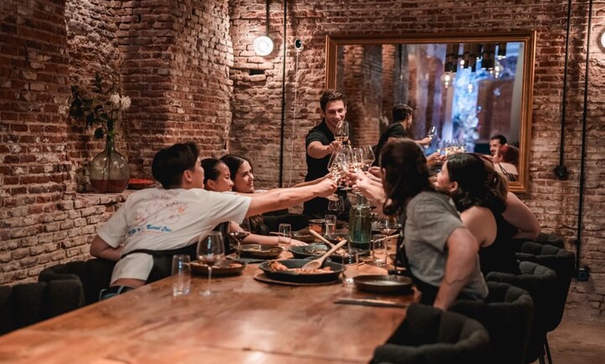 Image 3: Clase de cocina de paella en Madrid con maridaje de vino sin fondo