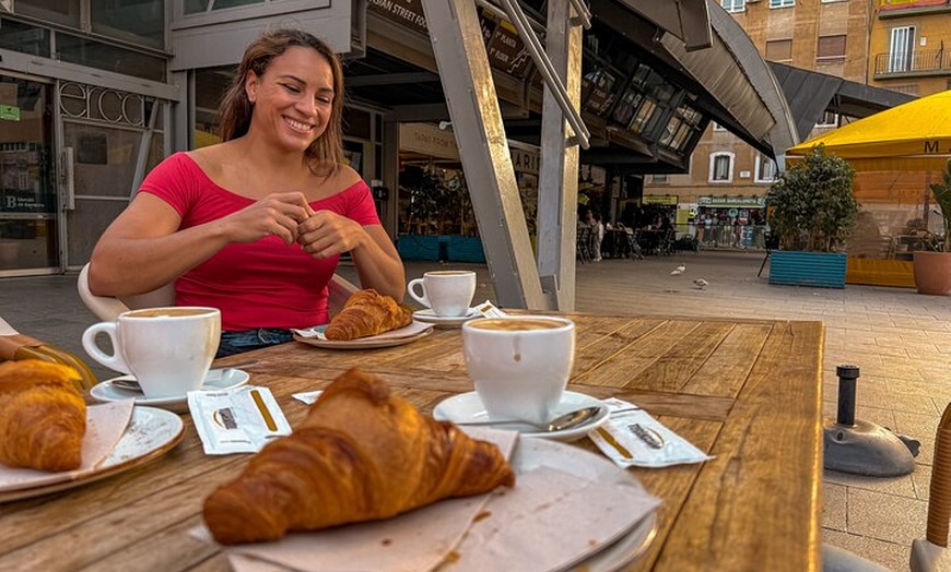 Image 5: Recorrido en bicicleta al amanecer: Barcelona ante las multitudes