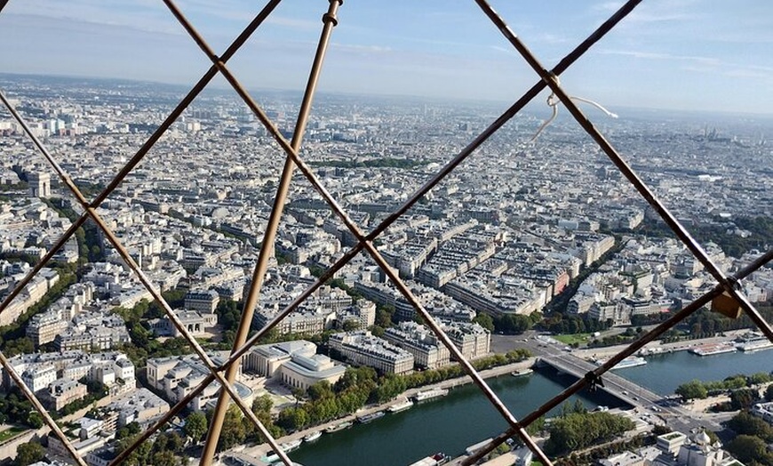 Image 13: Visite de l'ascenseur de la Tour Eiffel au deuxième étage et option...