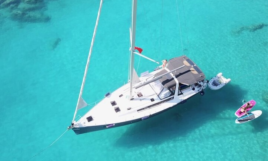 Image 3: Navegación en Velero de Lujo con Aperitivo y Juguetes Acuáticos