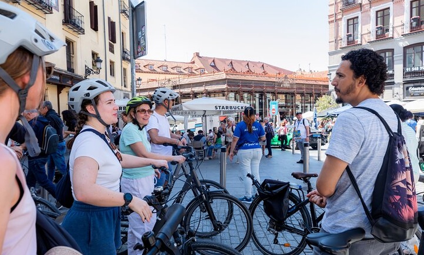 Image 3: Recorrido privado en bicicleta de 3 horas por lo más destacado de M...