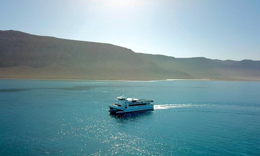 Image 5: Lanzarote: billete de barco ida y vuelta a La Graciosa con wifi
