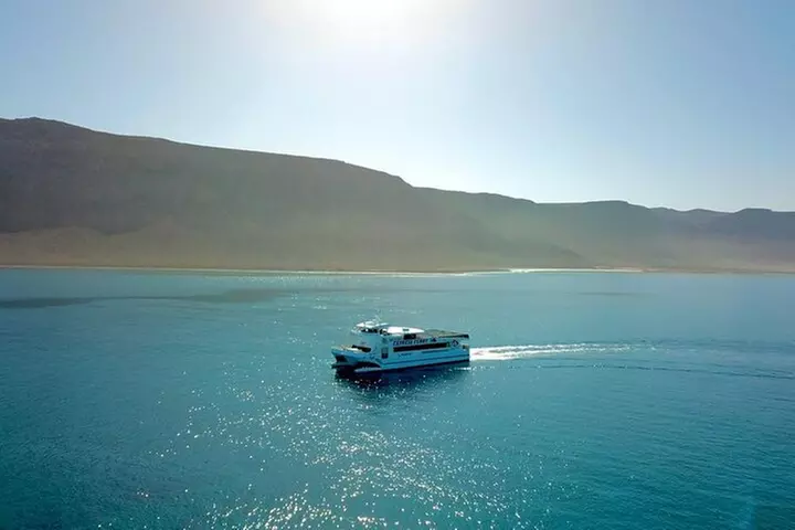 Lanzarote: billete de barco ida y vuelta a La Graciosa con wifi
