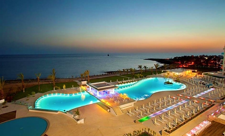 Image 2: ✈ CYPR | Pafos - King Evelthon Beach Hotel and Resort 5* - Naprzeci...