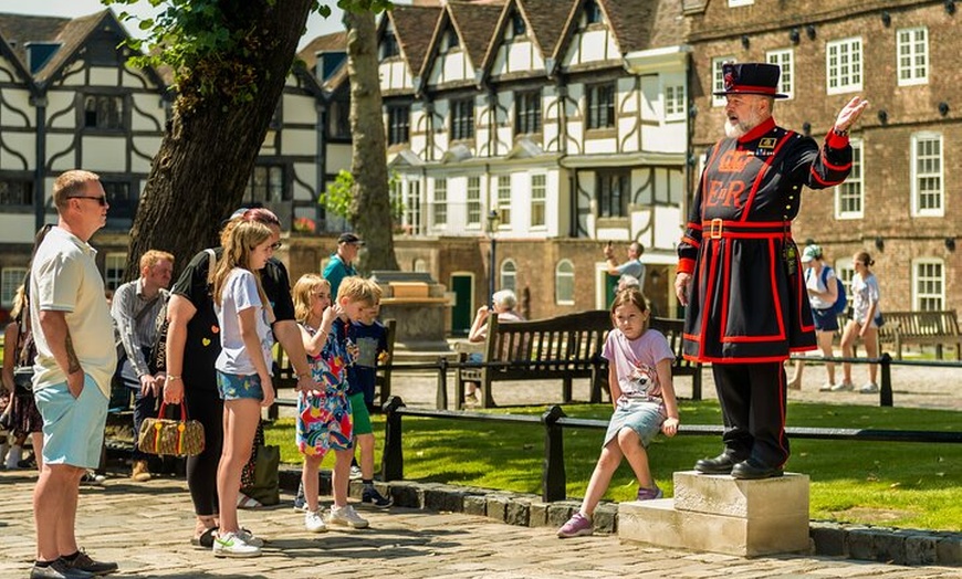 Image 2: Tower of London & Crown Jewels Tour with Beefeater Meet & Greet