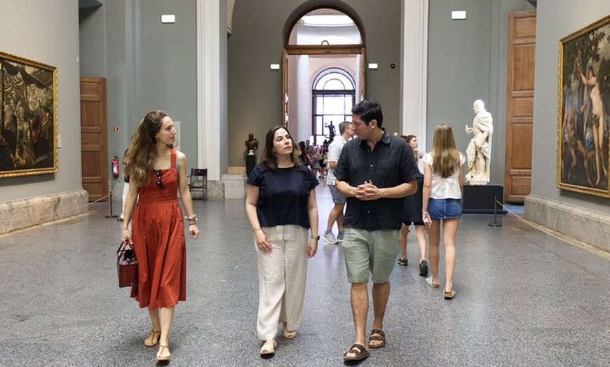 Image 6: Visita privada al Museo del Prado con recogida, sin colas y vino