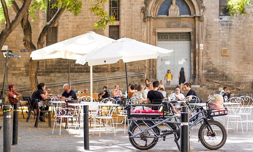 Image 2: Barcelona : una ruta cultural de enigmas en el popular barrio de El...