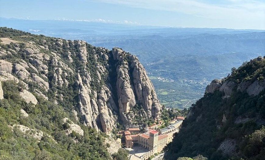 Image 2: Viaje temprano a Montserrat con senderismo, abadía, grupo muy pequeño