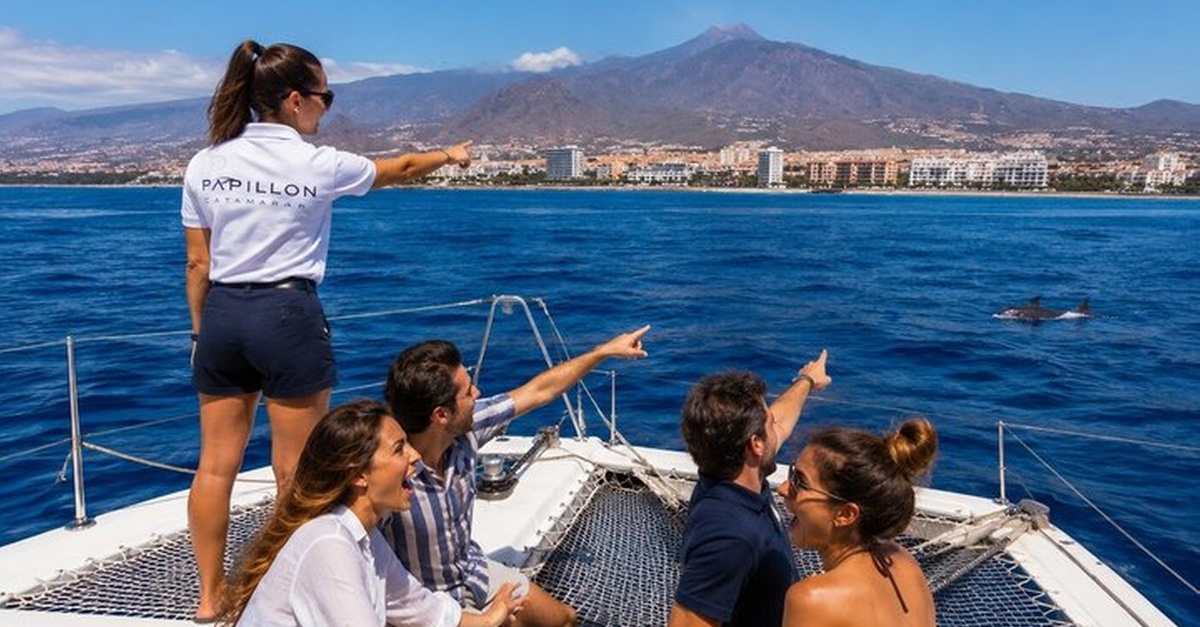 Avistamiento de ballenas en barco con baño y comida en Los Cristianos, Tenerife