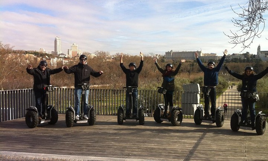 Image 9: Lugares destacados de Madrid: Recorrido guiado en segway con duraci...